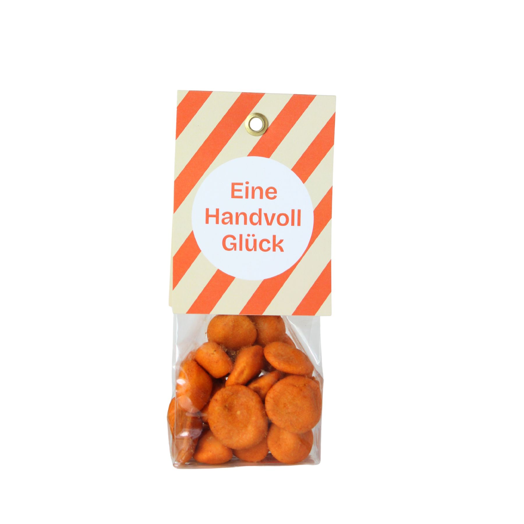 Transparente Tüte mit orange gewürzten Erdnüssen im Teigmantel und Anhänger mit der Aufschrift Eine Handvoll Glück
