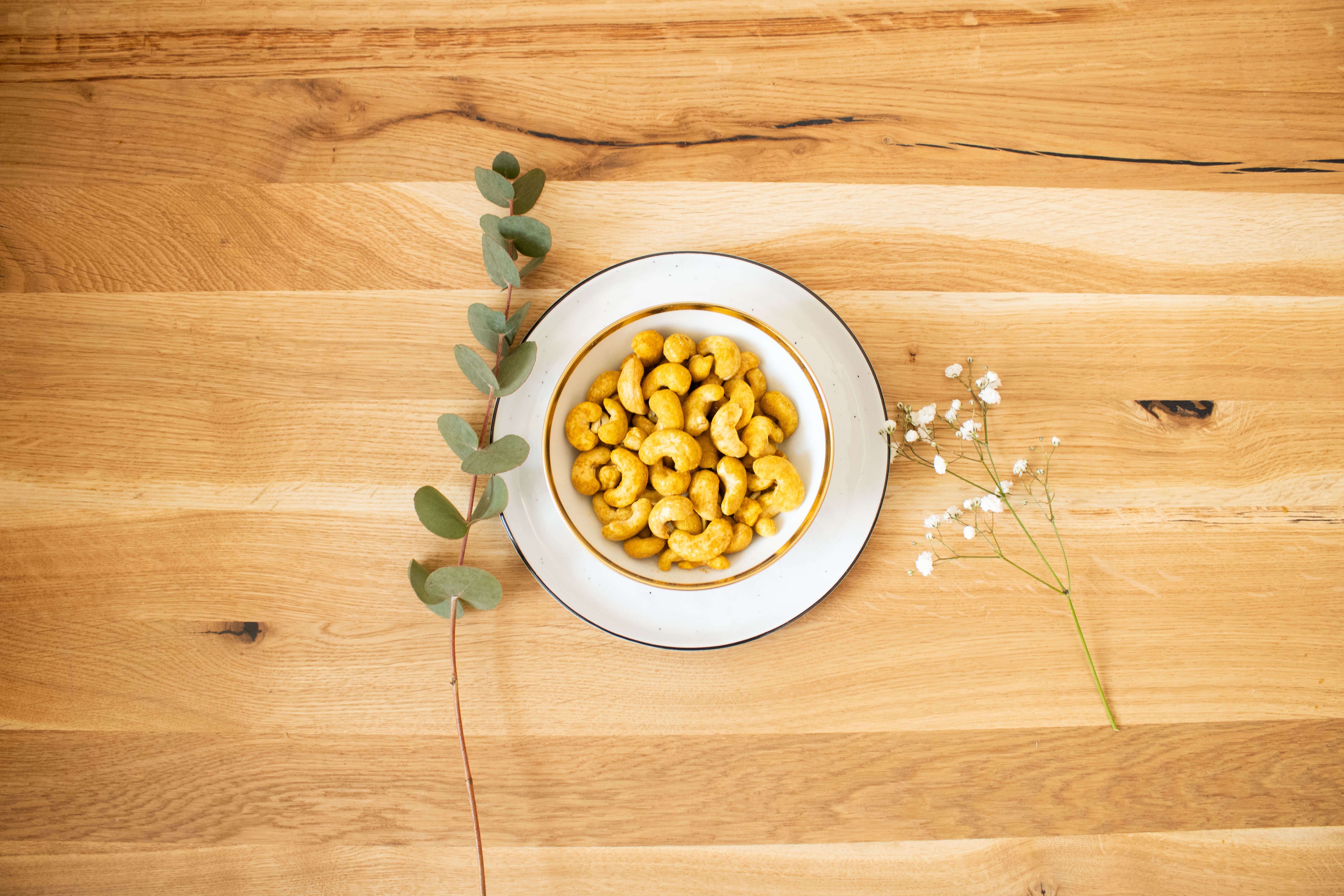 Cashewkerne mit Curry und Salz in einer Schale auf dem Tisch