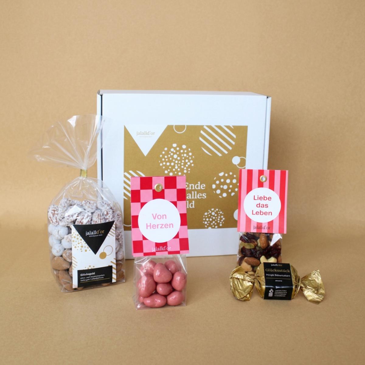 Geschenkbox stehend mit 4 bunten Geschenktüten