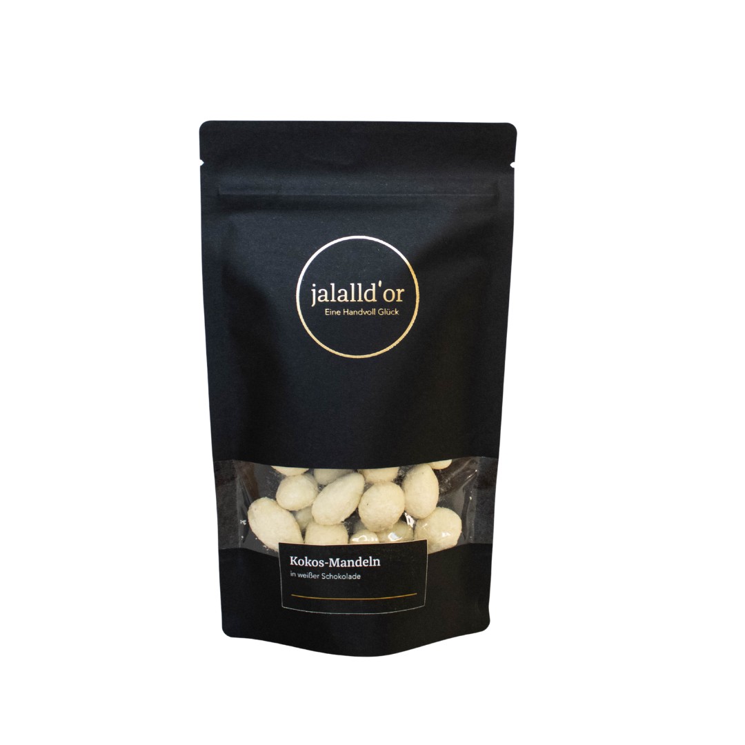Kokosmandeln in schwarzer Verpackung vor weißem Hintergrund 