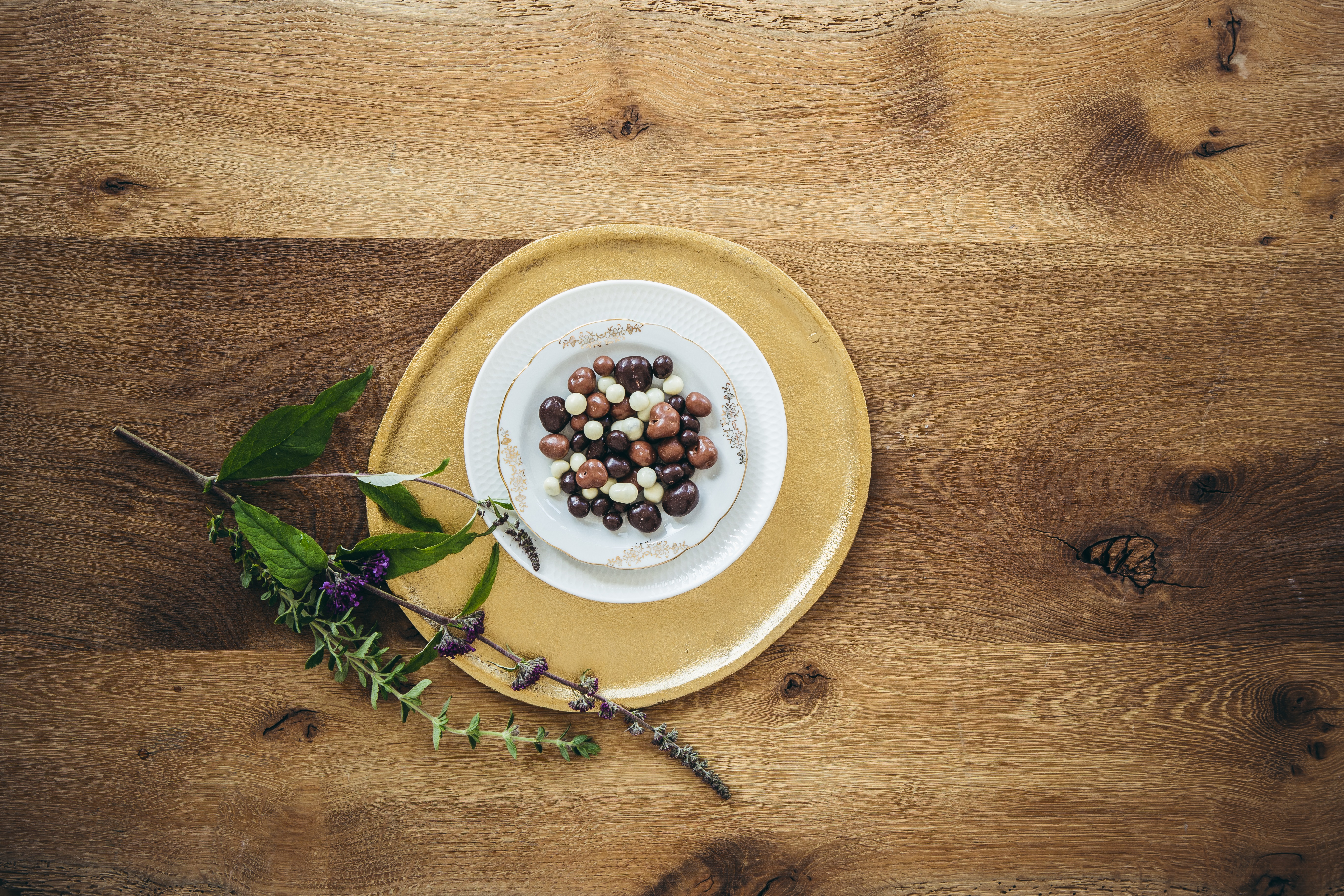 Beeren Mix auf Tellern auf Holzuntergrund