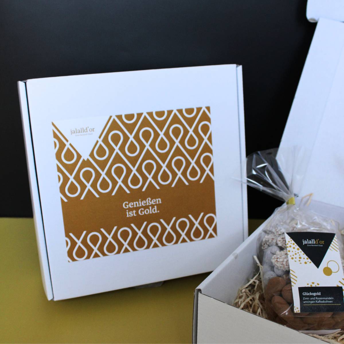 "Genießen ist Gold" Geschenkbox geöffnet mit Gluecksgold