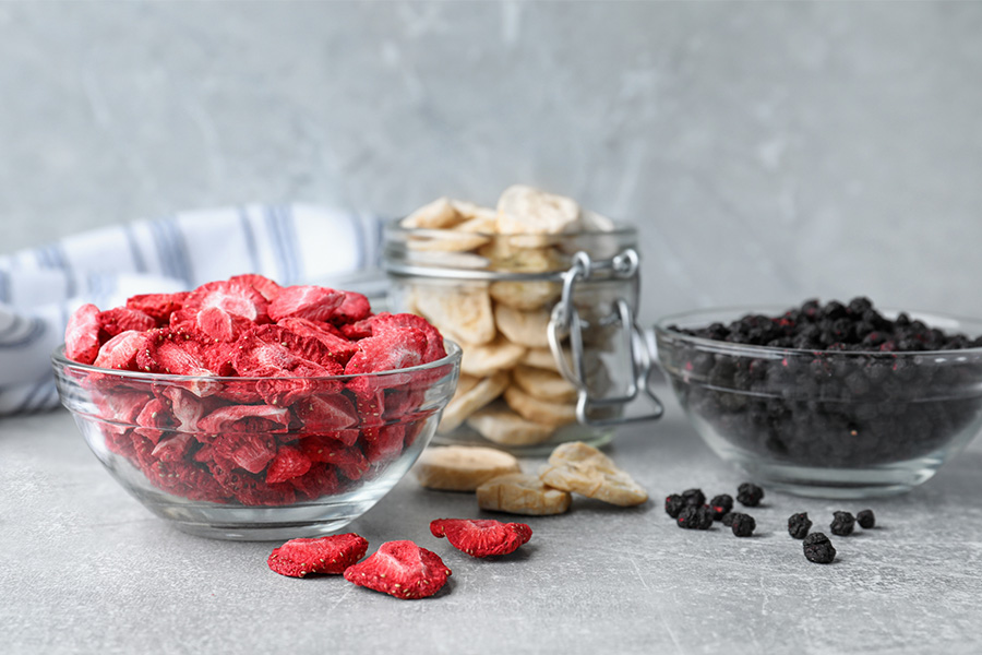 Verschiedene gefriergetrocknete Beeren in Schüsseln