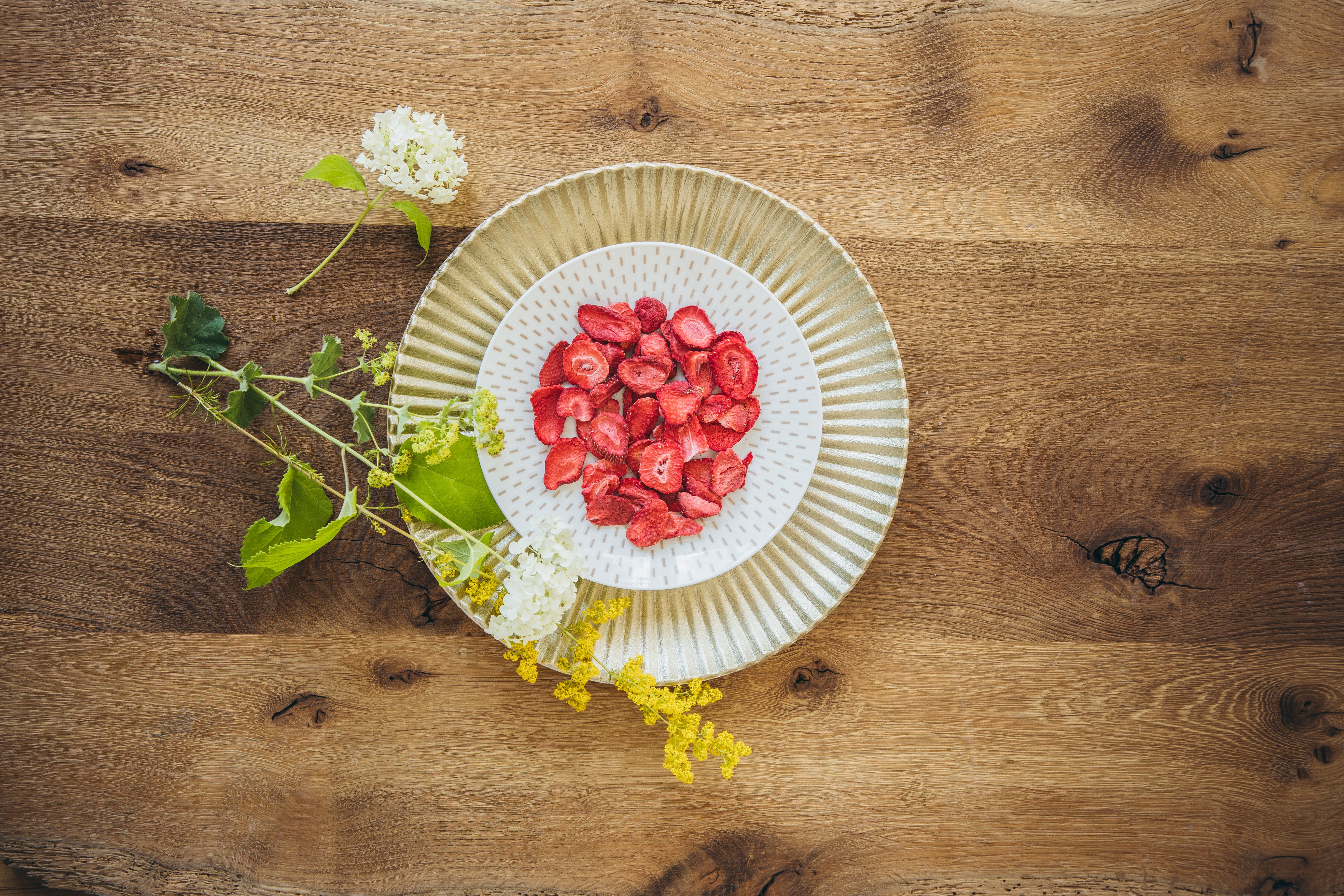 getrocknete erdbeeren in einer Schale