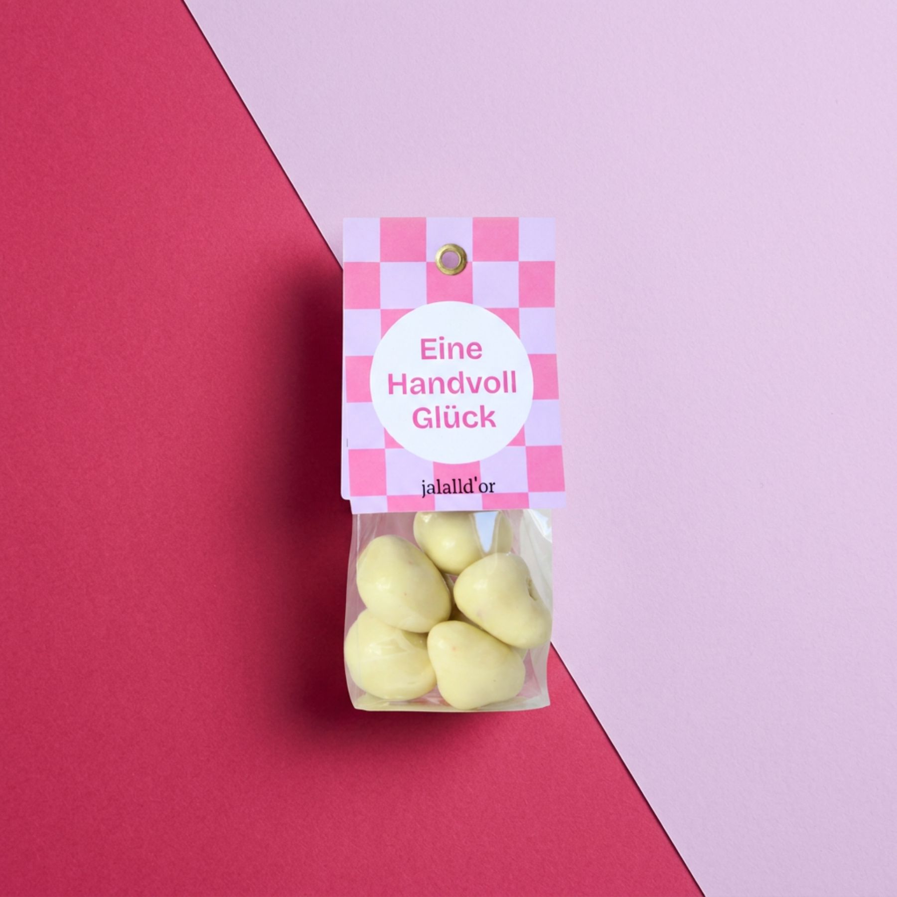 weiße Schokoerdbeeren in Geschenkpackung mit farbigem Hintergrund