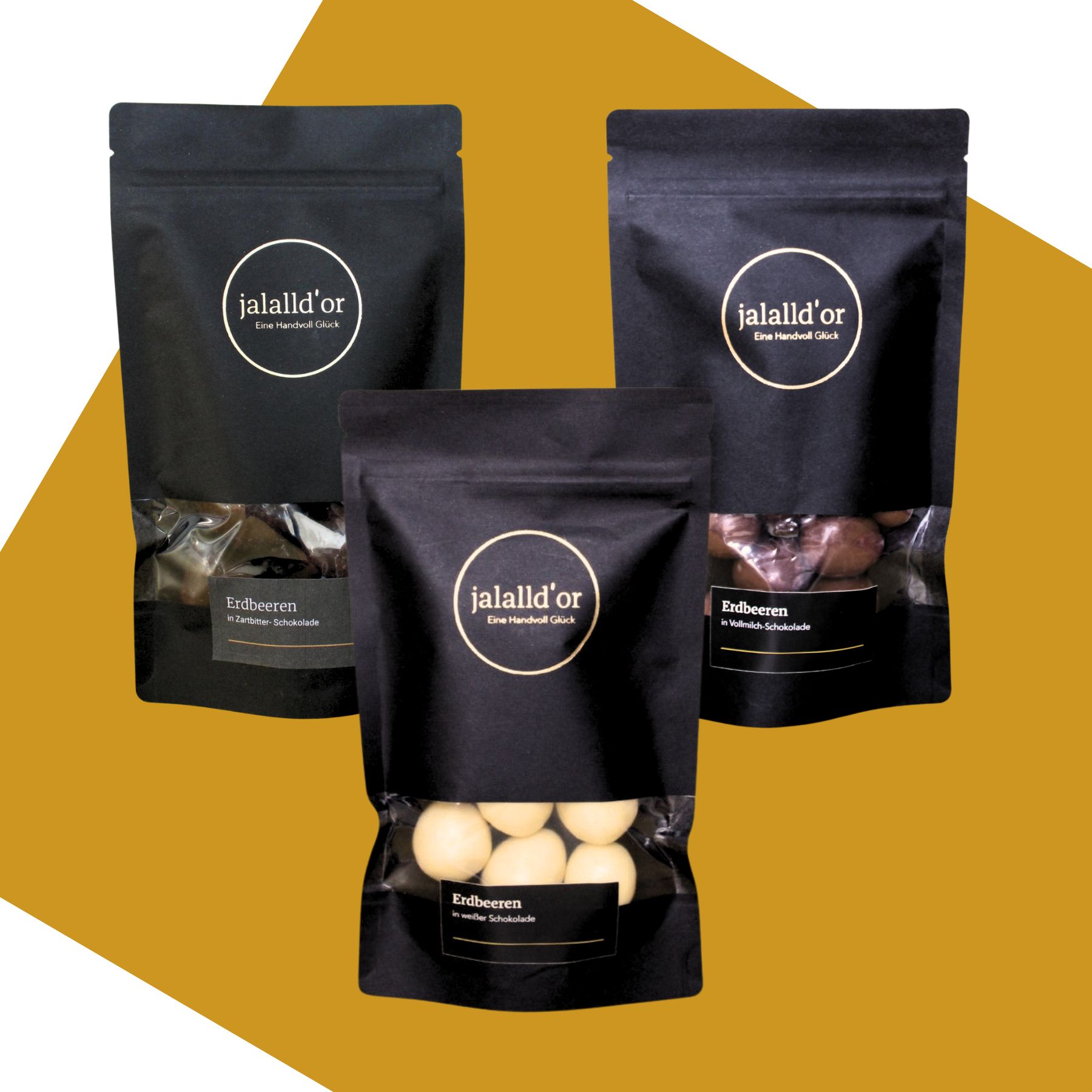 3 schwarze Geschenkverpackungen mit schokolierten Erdbeeren gefüllt vor gold-gelbem Hintergrund