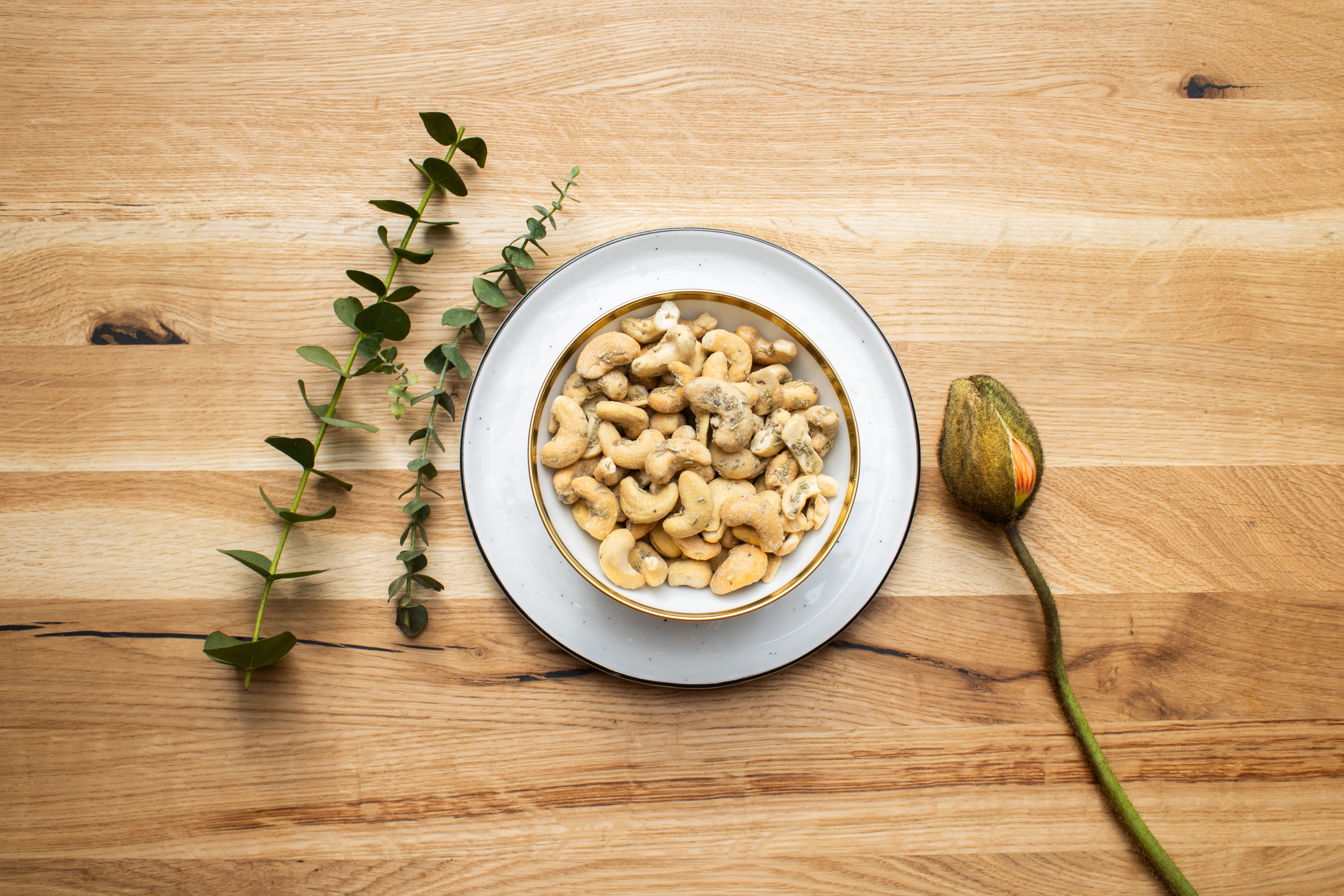 Cashewkerne mit Rosmarin auf einem Teller 