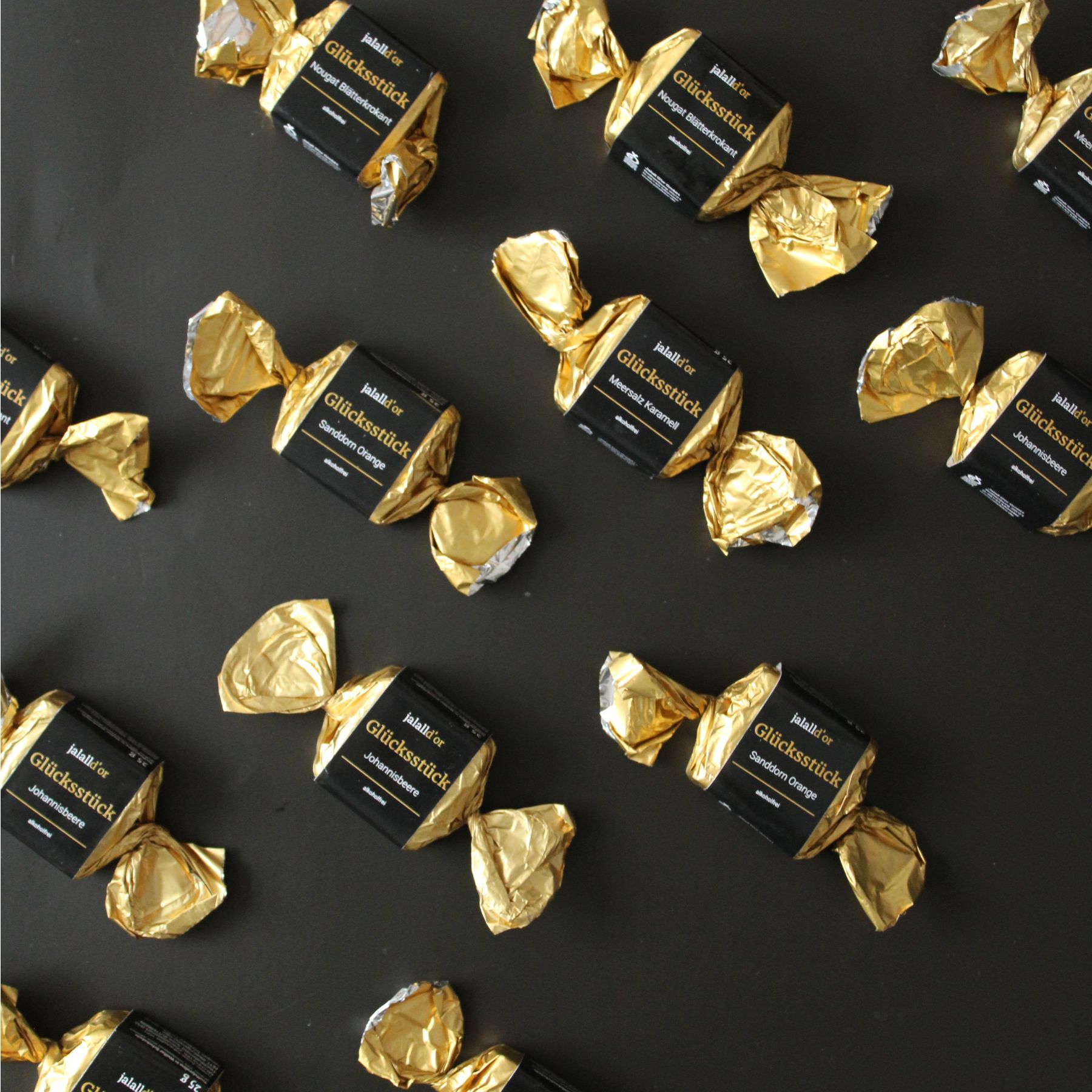 Gluecksstuecke gold liegen auf einem dunkelen Untergrund 