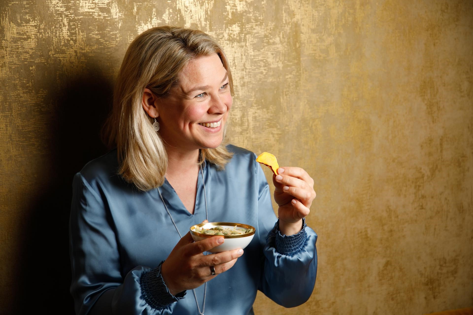 Birgit mit getrockneter Mango Birgit mit getrockneter Mango