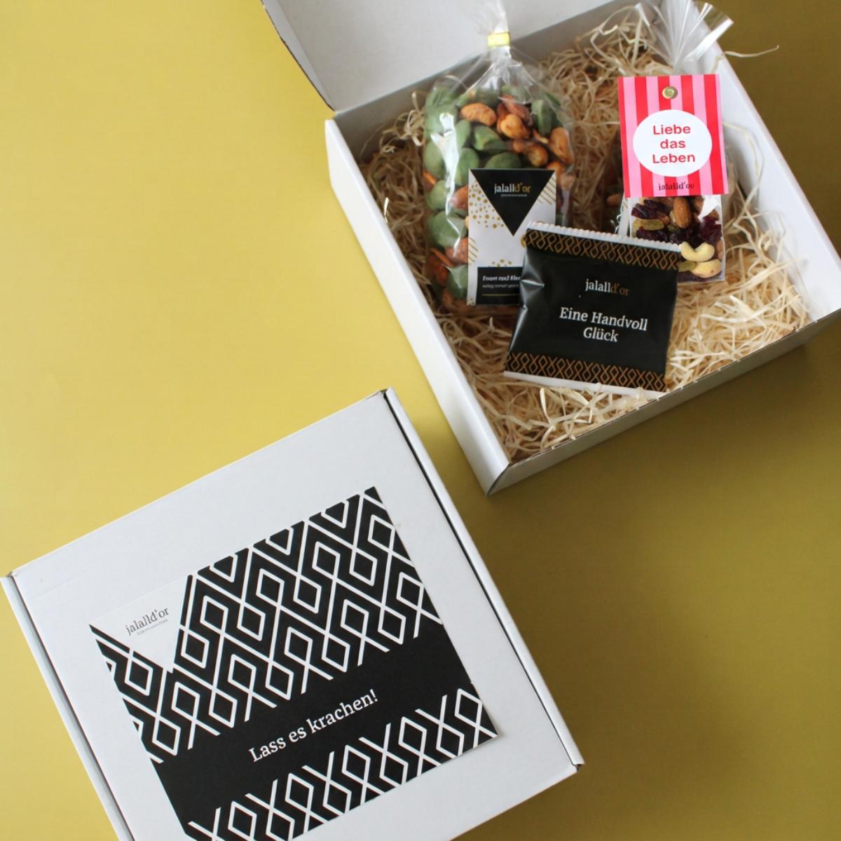 Geschenkkarton geöffnet mit Nuss-Snacks