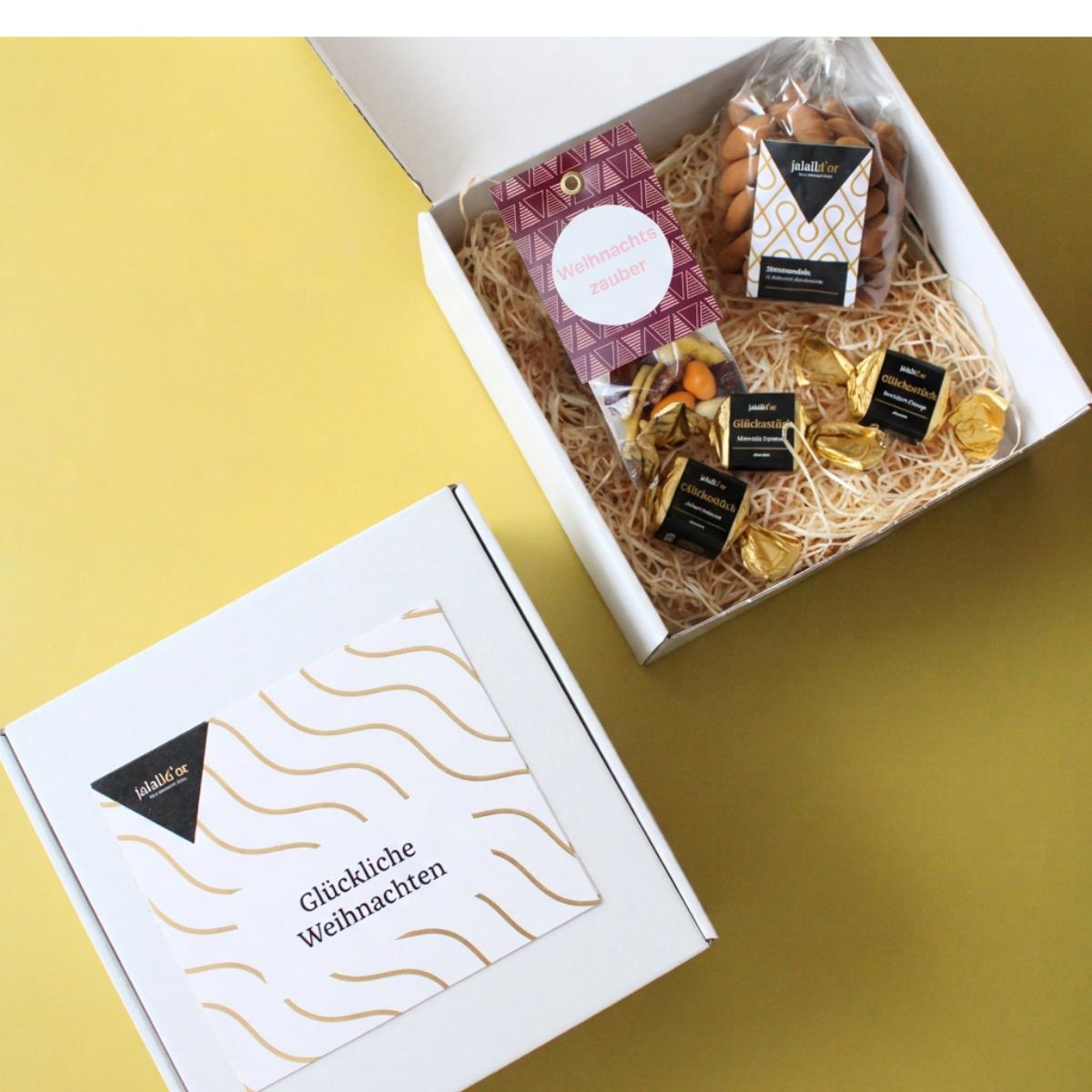 Geschenkbox geöffnet mit verpackten Schokospezialitäten