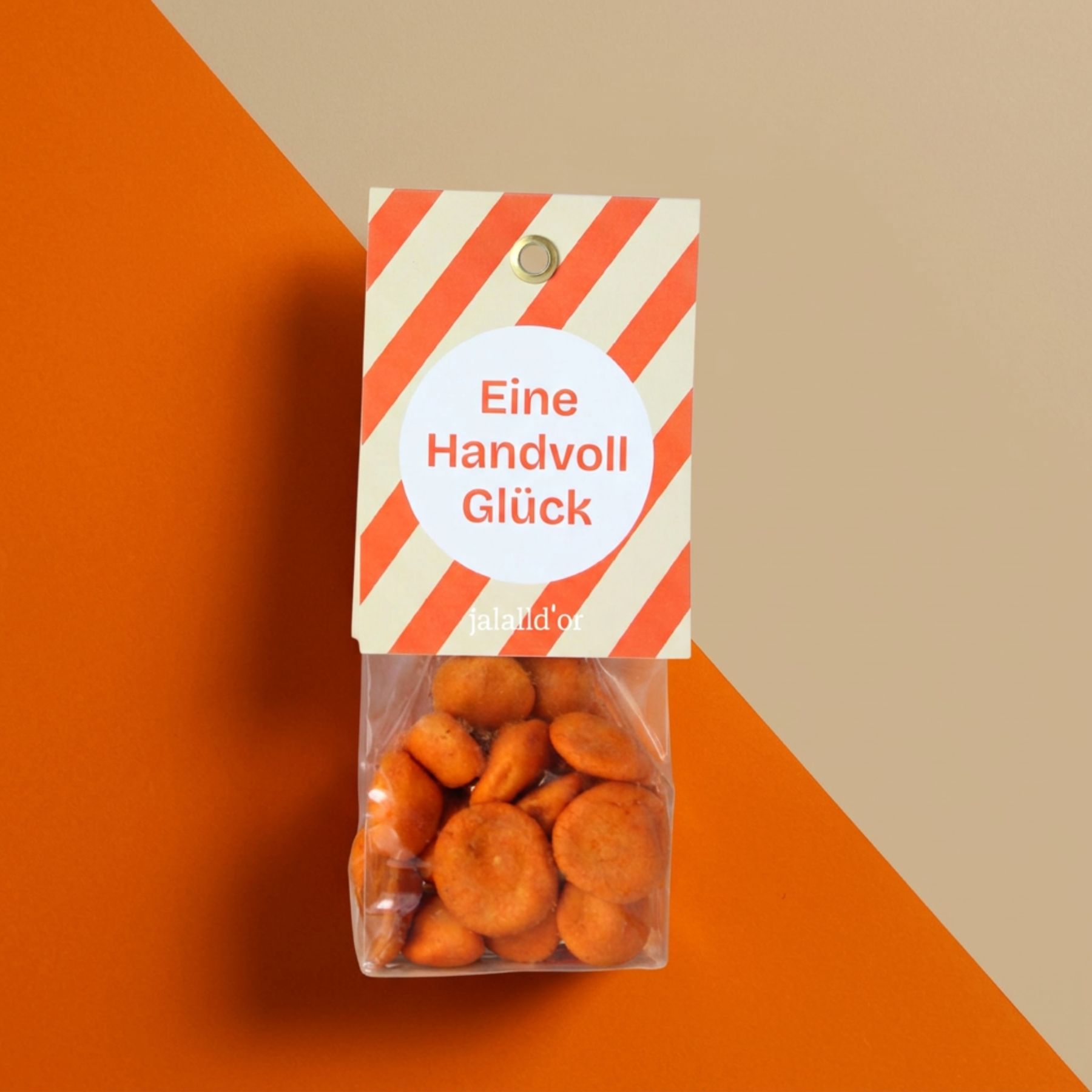Bunte Geschenkverpackung mit Chili-Erdnuessen auf einem bunter Untergrund