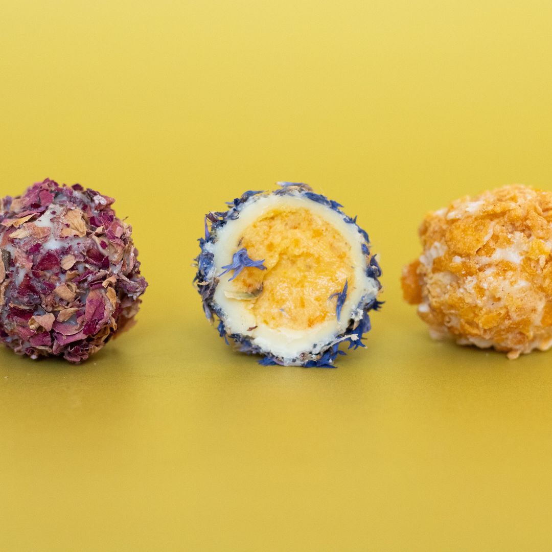 3 Pralinen auf gelbem Untergrund