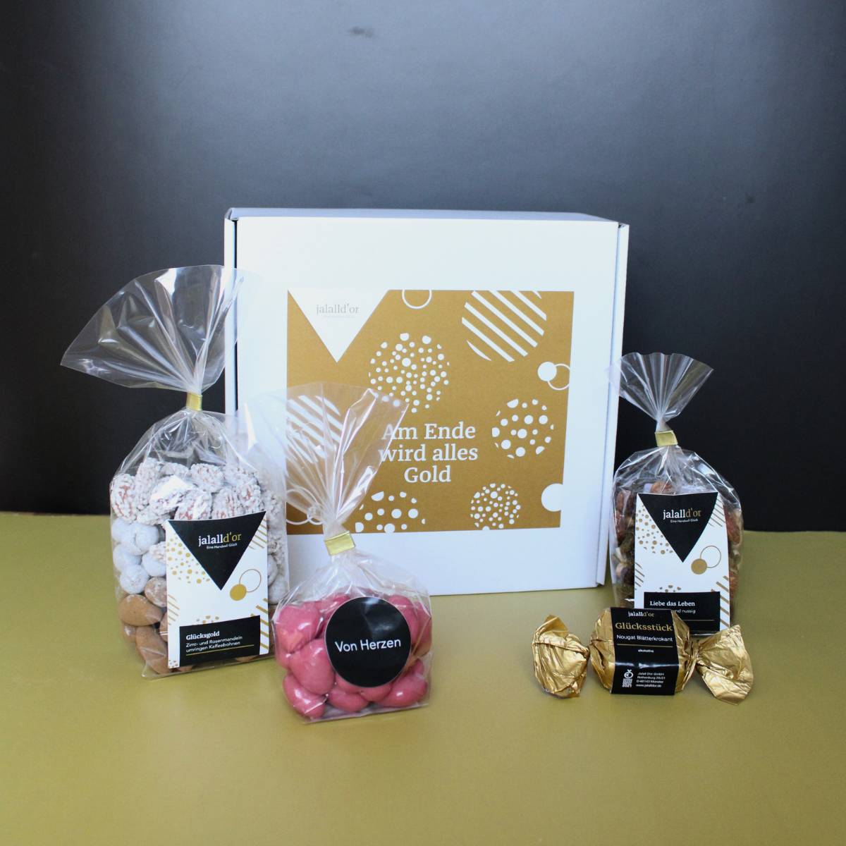 Geschlossene Geschenkbox mit Inhalt davor stehend