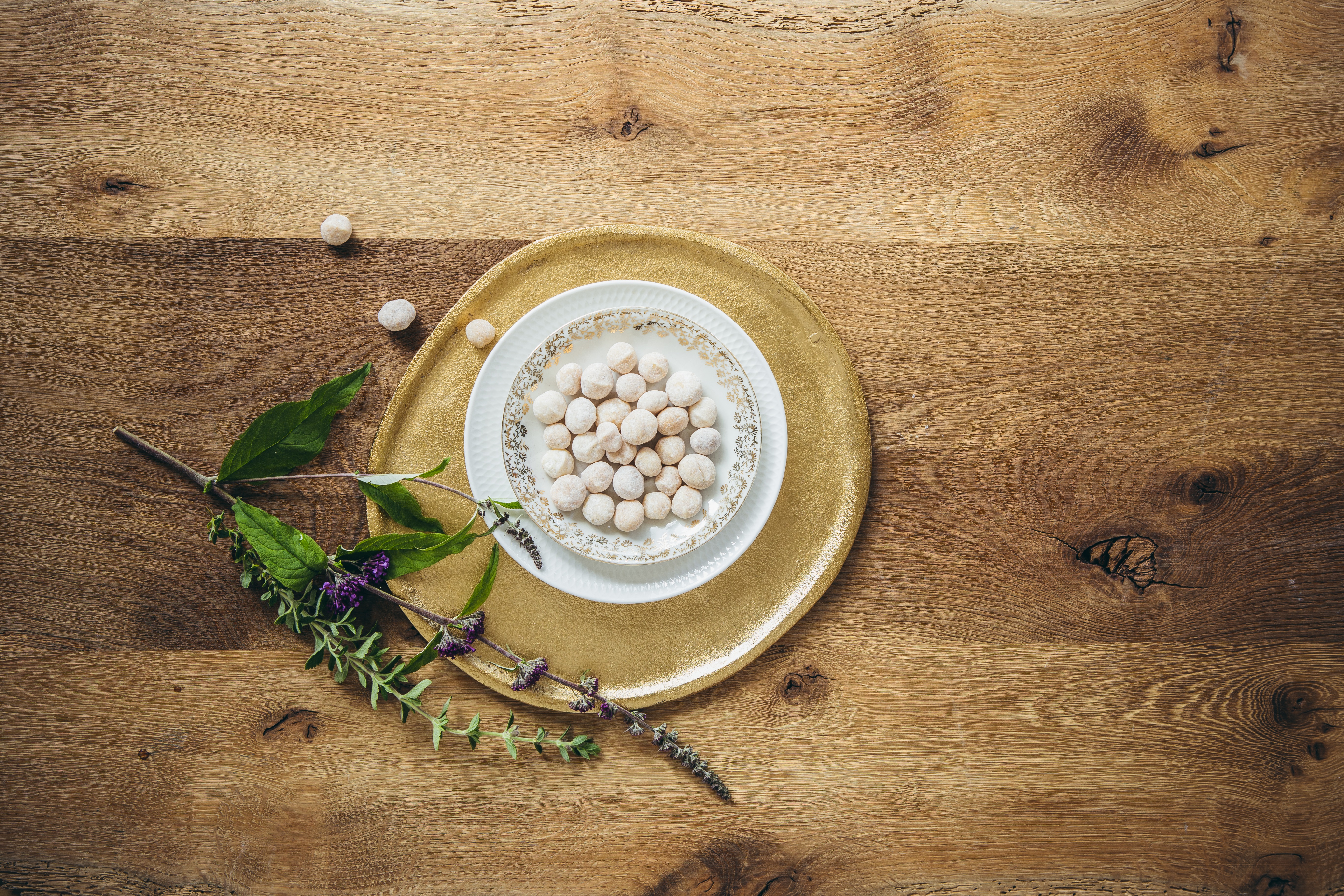 Macadamia Honig Macadamia Honig auf Tellern auf Holzuntergrund