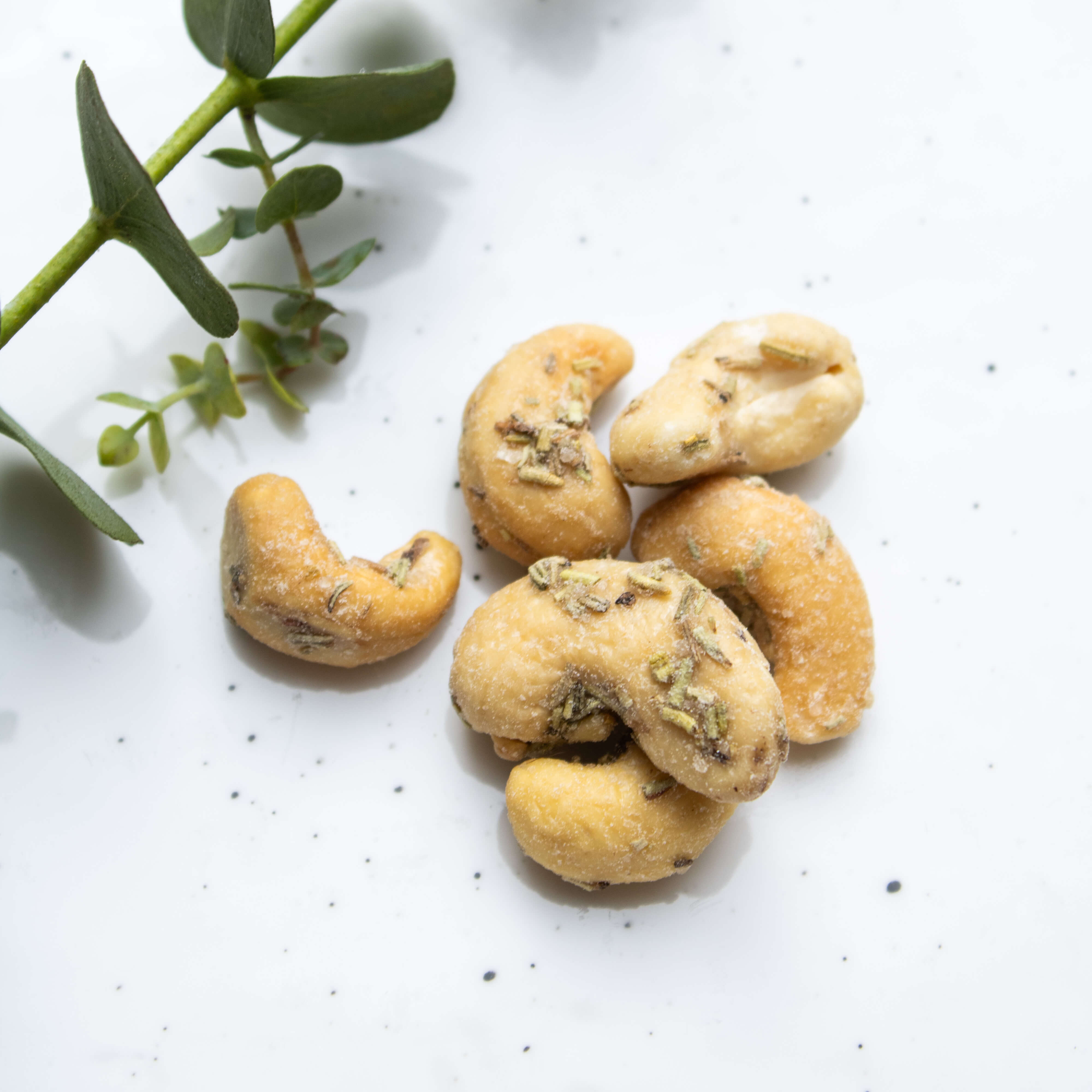 Rosmarin Cashewkerne Haufen auf weiß