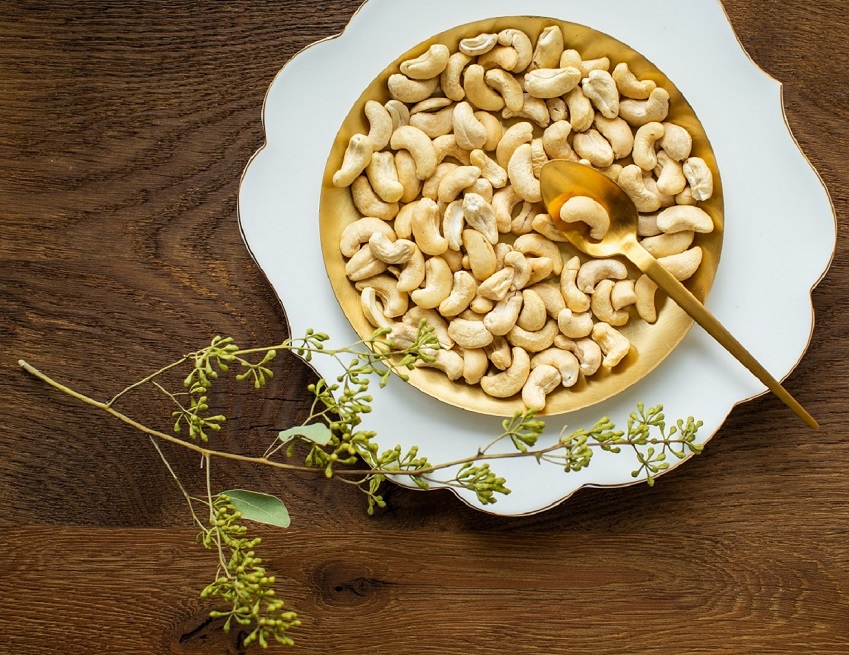 Teller mit Cashewkernen