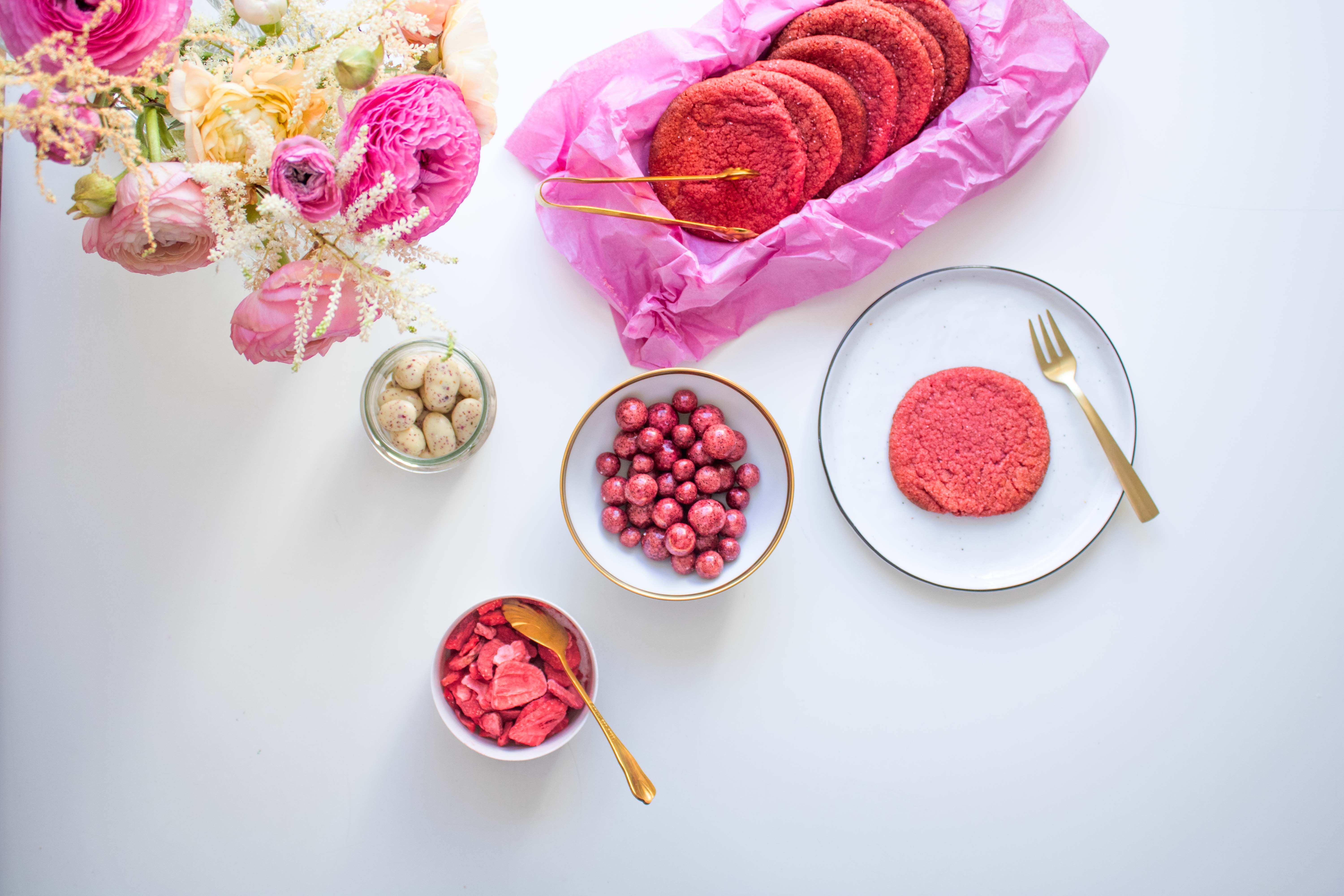 Red Velvet Cookies und gefriergetrocknete Erdbeeren