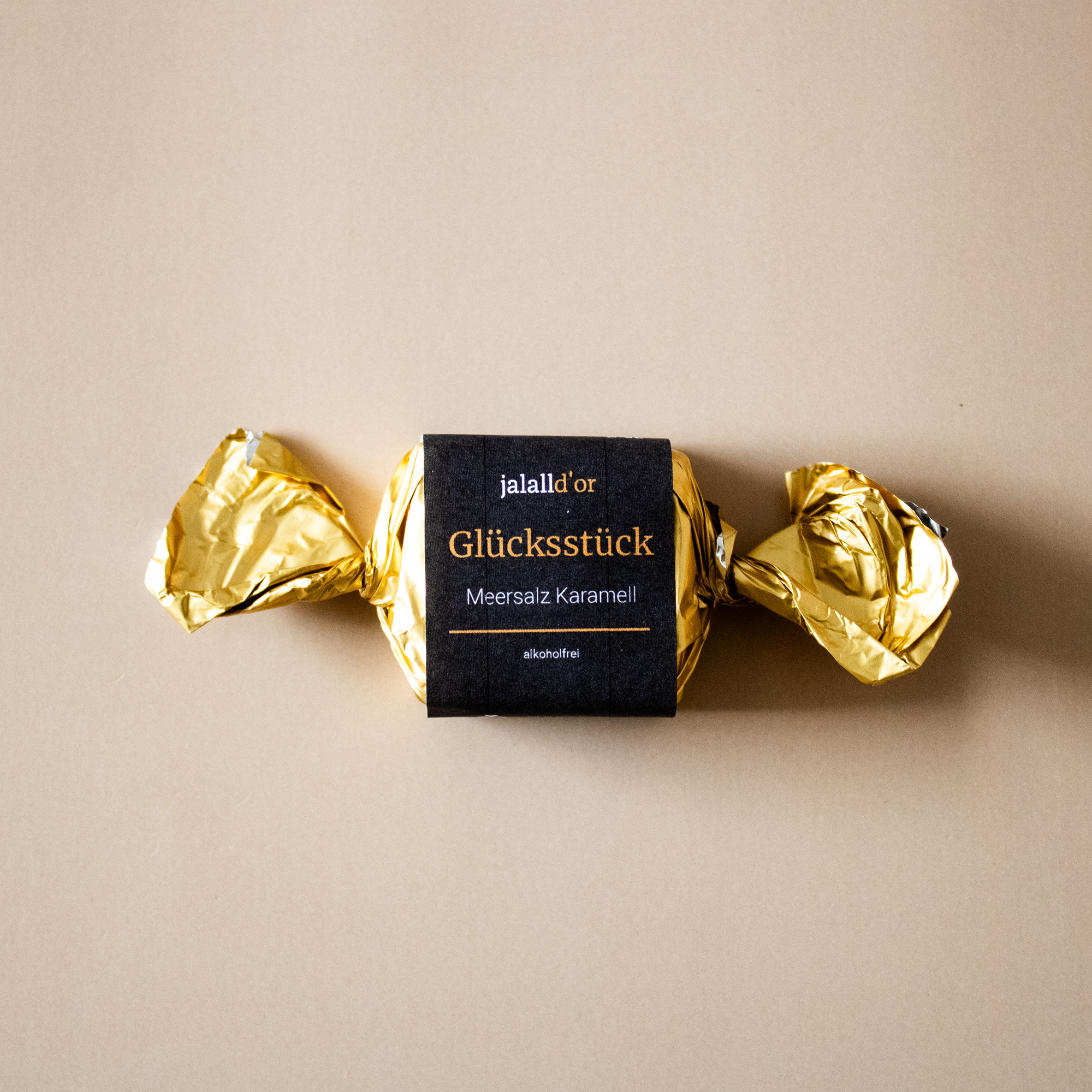 verpackte praline in goldenem papier